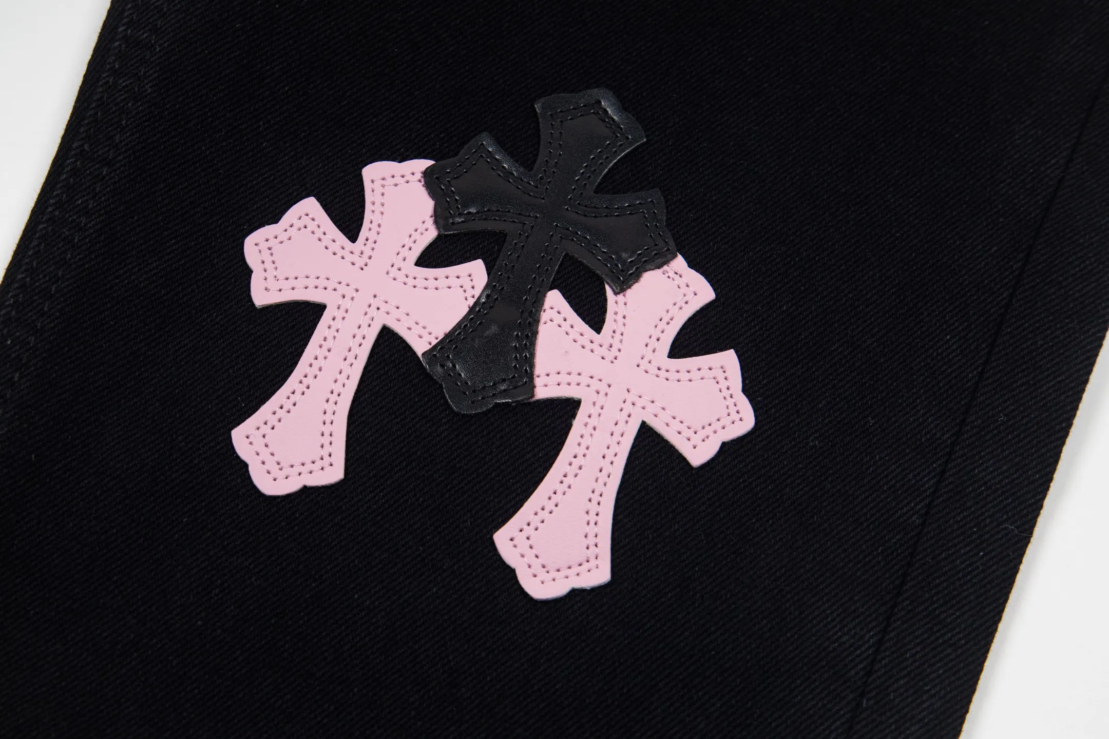 P260 Chrome Hearts Black Pants Sanskrit Black Pink Multi-Leather Jeans CH jeans need to be washed after the finished product is disassembled and then hand-stitched with sheepskin cross leather and then spliced ​​together to complete. The whole piece has too many craftsmanship to explain, patchwork cross flower embellishment, high-waisted washed jeans! ! Absolutely high-end luxury products, god-level single products and super popular products, made with top heavy industry, a must-see magic weapon. Customized hardware. The fabric is thick and soft after washing. It has good breathability. Customized small leather label. Unique design. The details are simple and elegant, and the workmanship is exquisite. The entire trousers are neatly routed and the details are in place! It’s so cool that both men and women can easily control the genderless trend! Style number: 1871# Color: black Size: 28 30 32 34